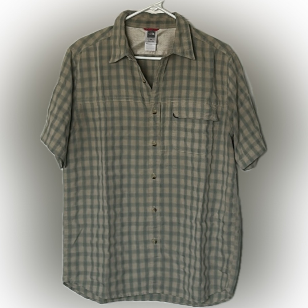 North Face Men’s Short Sleeve Shirt. Button up with Collar and Front Pocket  M